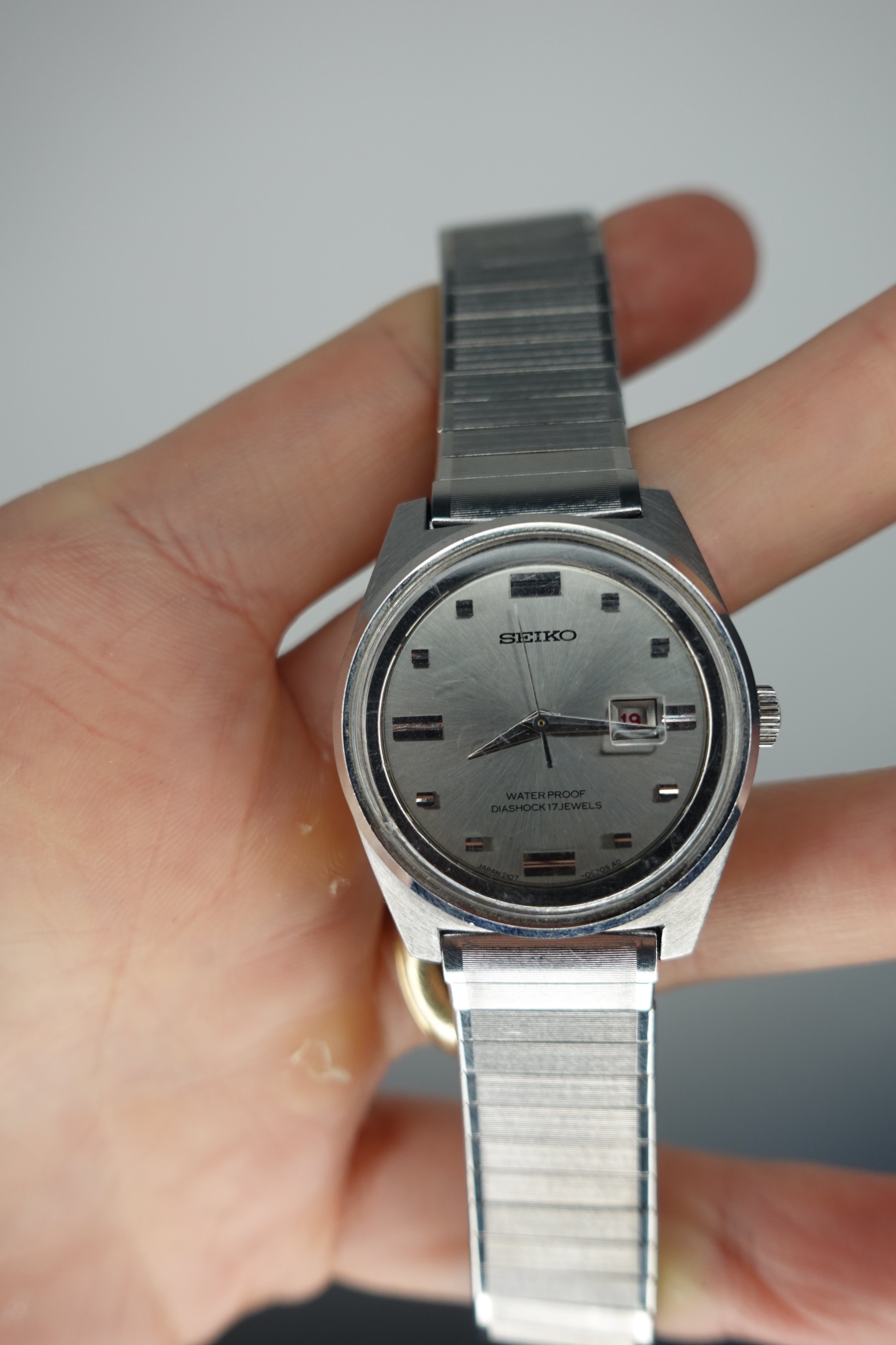 Seiko Hand Wind 17 Jewel Date Diashock Silver Dial 2107-0120